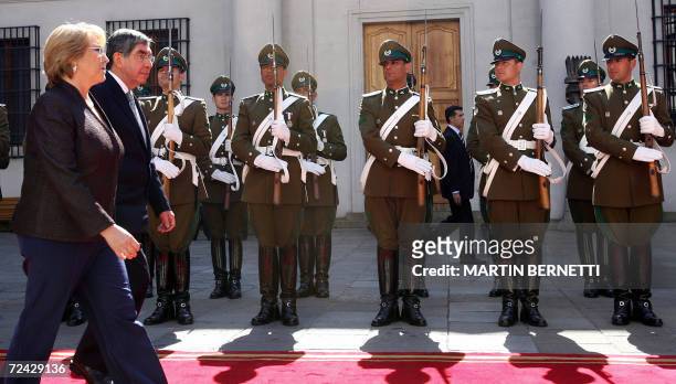 La presidenta de Chile Michelle Bachelet y el presidente de Costa Rica, Oscar Arias, pasan revista a la policia de Carabineros en el Palacio de La...