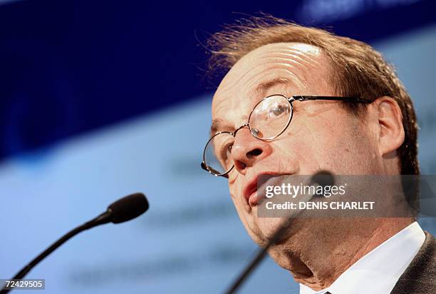 French car maker PSA Peugeot Citroen president and chief executive Jean-Martin Folz talks during a press conference along with Italian car giant Fiat...