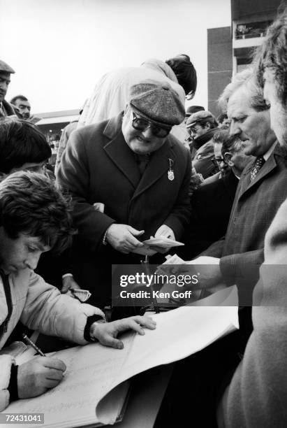 Bookmaker Sean Graham of Belfast takes a bet at Cheltenham National Hunt Challenge .