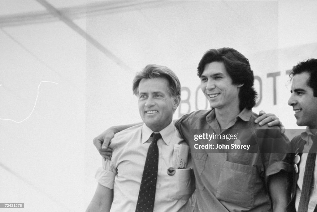 Actor Martin Sheen (L) w Lou Diamond Phillips