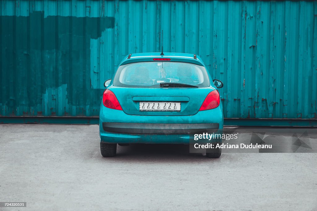 Vista trasera del coche azul