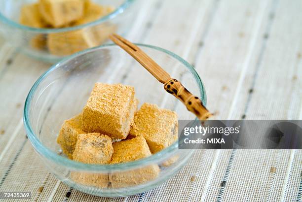 warabi mochi - kinako fotografías e imágenes de stock