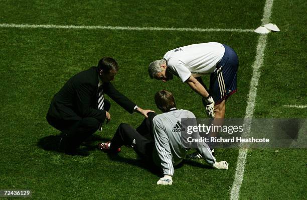Newcastle United manager Glenn Roeder speaks to goalkeeper Tim Krul after he injured himself in the warm-up during the Fourth Round Carling Cup match...