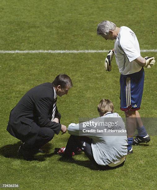 Glenn Roeder and goalkeeping coach Terry Genoe attend to Tim Krul after he is injured during warm up for the Carling Cup fourth round match between...