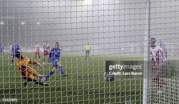 Christopher Lamprecht of Wolfsburg scores the third goal during the Bundesliga match between FSV Mainz 05 and VFL Wolfsburg at the stadium Am...