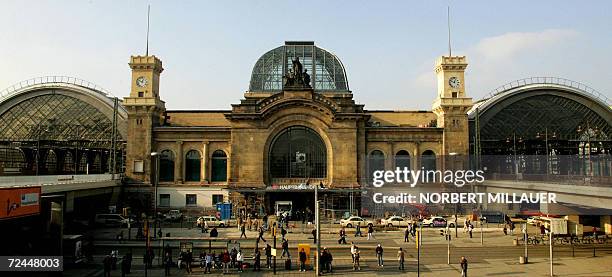 Exterior view taken 07 November 2006 of the main station in Dresden, eastern Germany. The station with its new roof cladding designed by British...