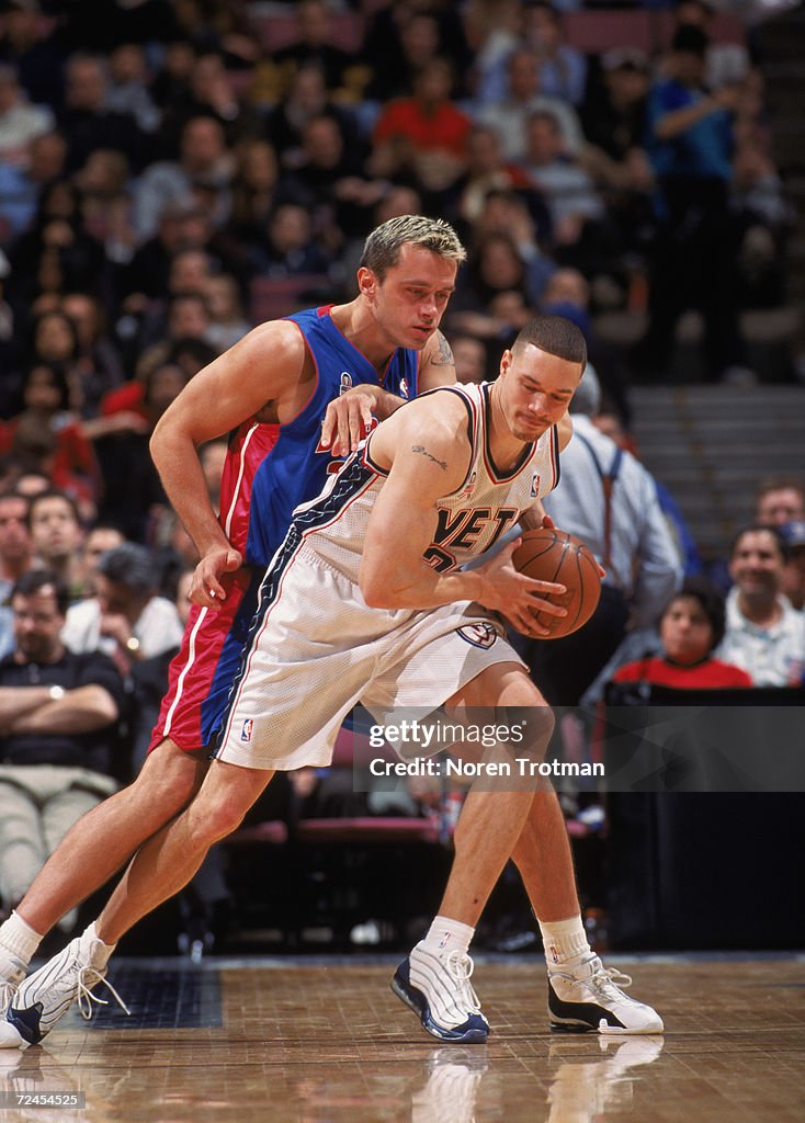 Zeljko Rebraca (Detroit Pistons, re.) gegen Aaron Williams (New Jersey Nets) Basketball Herren NBA S