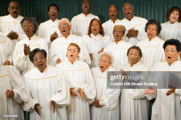 senior african women singing in a choir - choir 個照片及圖片檔