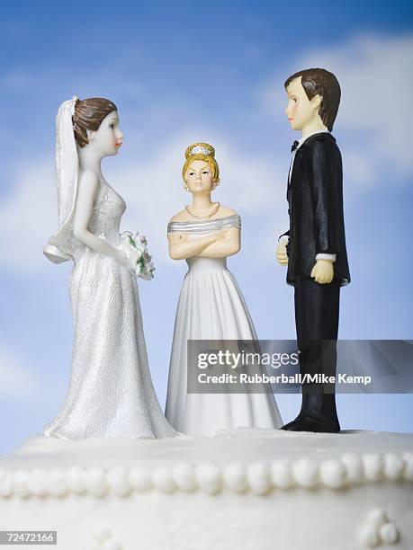 wedding cake visual metaphor with figurine cake toppers - sogra imagens e fotografias de stock