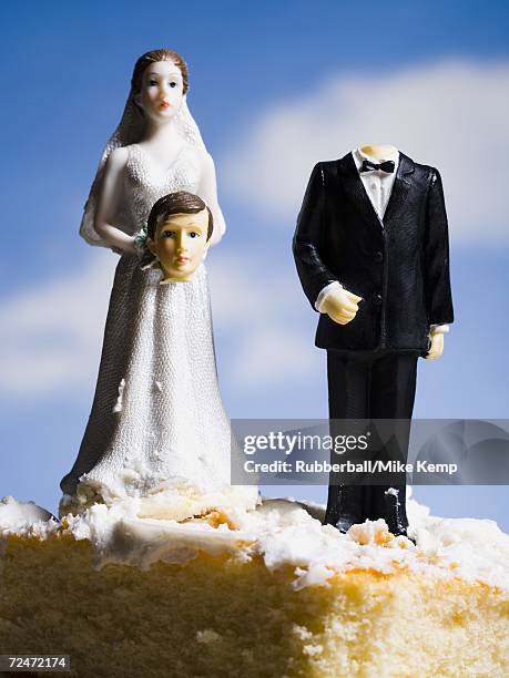 wedding cake visual metaphor with figurine cake toppers - wedding cake figurine photos et images de collection