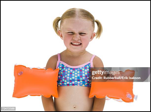 young girl with personal flotation devices around arms - braçadeira - fotografias e filmes do acervo