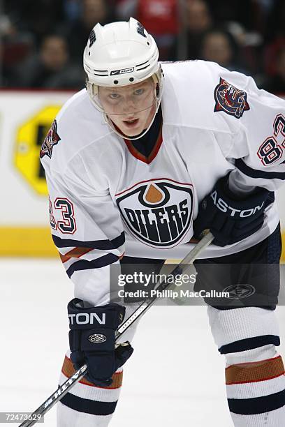 Ales Hemsky of the Edmonton Oilers readies for a faceoff against the Montreal Canadiens on November 7, 2006 at the Bell Centre in Montreal, Quebec....