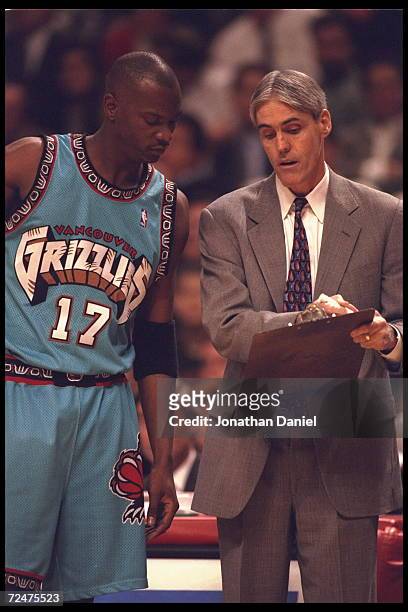 Head coach Brian Winters discusses the strategy with player Chris King of the Vancouver Grizzlies at the United Center in Chicago, Illinois, during...