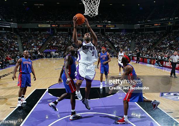 Kenny Thomas of the Sacramento Kings rebounds the ball over Jason Maxiell and Richard Hamilton of the Detroit Pistons during an NBA game at Arco...