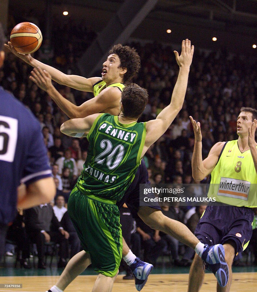 Zalgiris Kaunas' Kirk Penney (front) tri