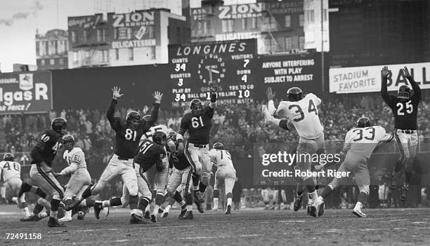 On the field action between the Chicago Bears and the New York Giants during the championship game at Yankee Stadium, Bronx, New York, New York,...