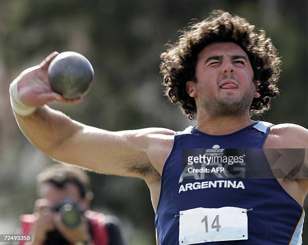 Buenos Aires, ARGENTINA: German Lauro, de Argentina, lanza la bala para marcar el nuevo record sudamericano con 19m78cm, el 10 de noviembre de 2006...
