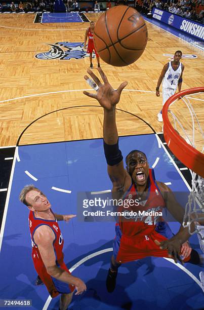Forward Elton Brand of the Los Angeles Clippers shoots layup during the NBA game against the Orlando Magic at the TD Waterhouse Centre in Orlando,...
