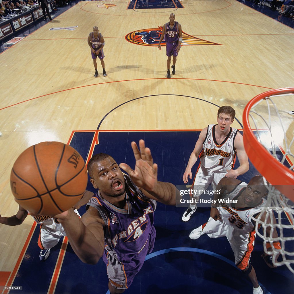 Alton Ford #4 of the Phoenix Suns shoots the ball.