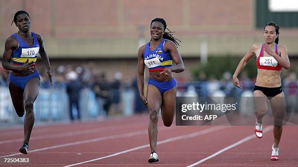 Buenos Aires, ARGENTINA: La colombiana Darlenis Obregon Mulato cruza la linea de llegada en la competencia de 100m superando a su compatriota Yomara...