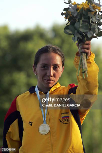 Buenos Aires, ARGENTINA: La colombiana Lina Maria Arias saluda desde el podio luego de recibir la medalla de oro por haber ganado la competencia de...