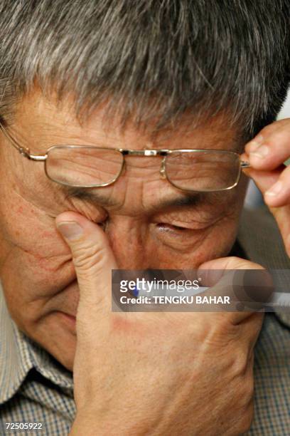 Kuala Lumpur, MALAYSIA: Shaariibuu Setev, father of slain Mongolian model Altantuya Shaariibuu, breaks down during a press conference in Kuala...