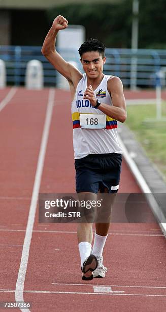 Buenos Aires, ARGENTINA: El atleta colombiano James Aurelio Rendon Villegas cruza la linea de llegada y festeja su medalla dorada al ganar en 1h 28m...