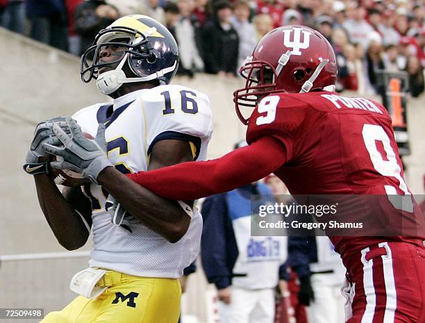 Adrian Arrington of the Michigan Wolverines pulls in a first quater touchdown against Tracy Porter of the Indiana Hoosiers on November 11, 2006 at...