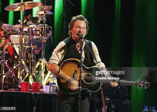 Springsteen Webmley 1981 Bruce Springsteen Plays Wembley Arena Photos and Premium High Res ...