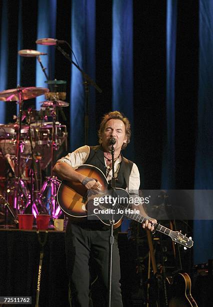 Springsteen Webmley 1981 24 Bruce Springsteen Plays Wembley Arena Stock Photos, High-Res ...