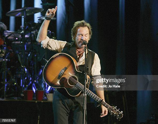 Springsteen Webmley 1981 Bruce Springsteen Plays Wembley Arena Photos and Premium High Res ...