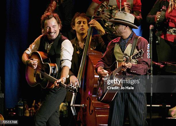 Springsteen Webmley 1981 24 Bruce Springsteen Plays Wembley Arena Stock Photos, High-Res ...