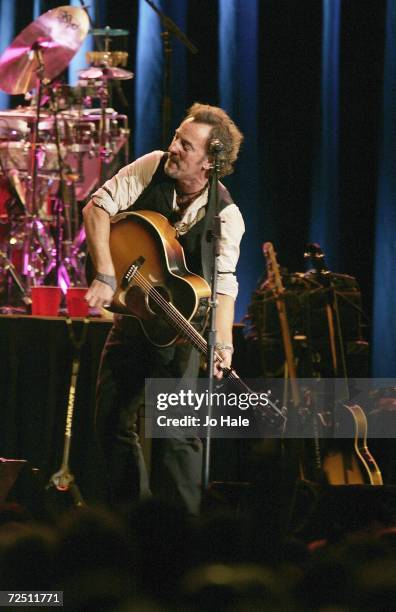 Springsteen Webmley 1981 24 Bruce Springsteen Plays Wembley Arena Stock Photos, High-Res ...
