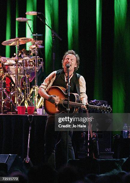 Springsteen Webmley 1981 24 Bruce Springsteen Plays Wembley Arena Stock Photos, High-Res ...