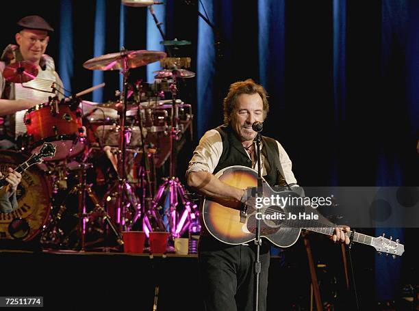 Springsteen Webmley 1981 Bruce Springsteen Plays Wembley Arena Photos and Premium High Res ...