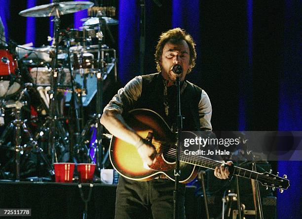 Springsteen 2006 Magazine 24 Bruce Springsteen Plays Wembley Arena Stock Photos, High-Res ...