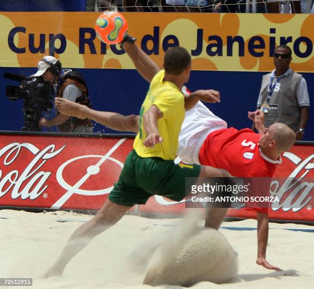 Rio de Janeiro, BRAZIL: Uruguay's beach soccer player Pampero tries to score against Brazil during the final of the FIFA Beach Soccer World Cup 2006,...