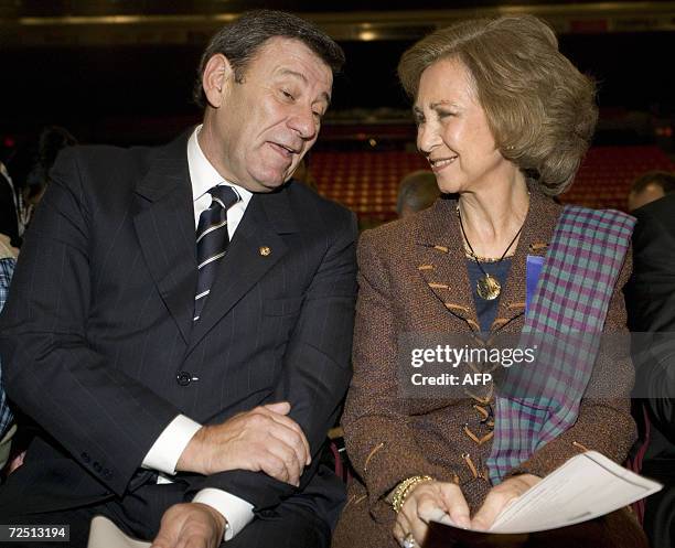 Uruguay's Vice-President Rodolfo Nin Novoa and Queen Sofia of Spain chat at the opening of the 2006 Global Microcredit Summit 12 November 2006 in...