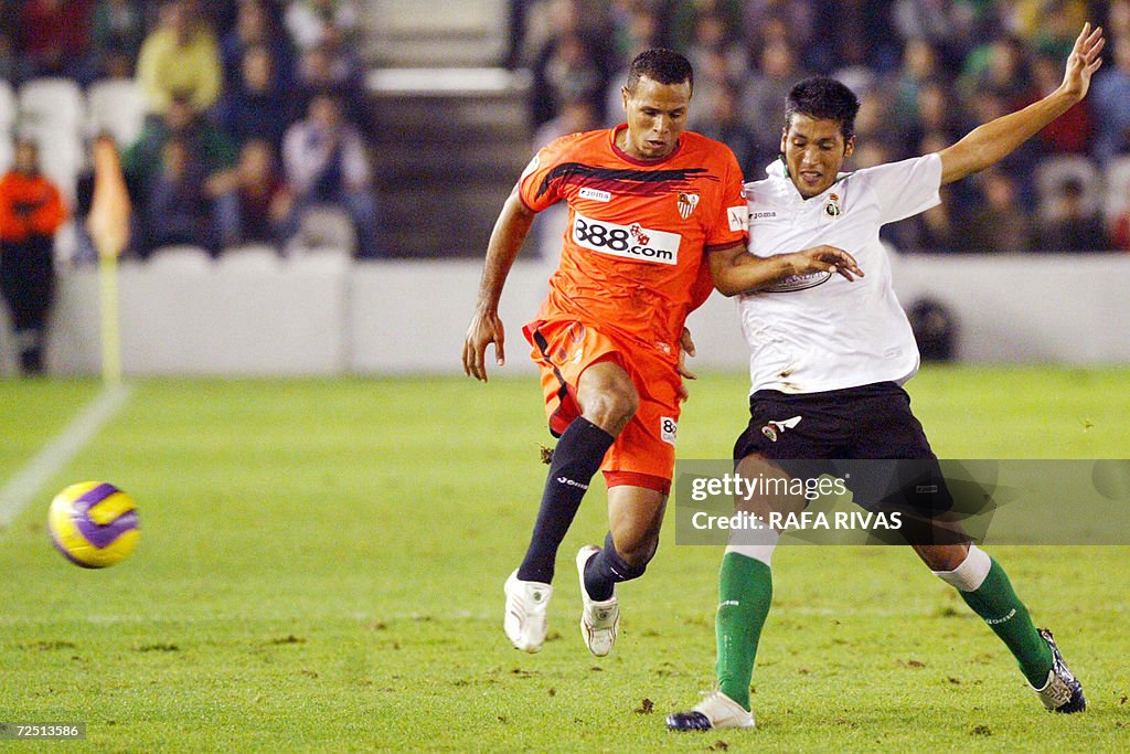 Racing Santander's Ezequiel Garay (R) vi