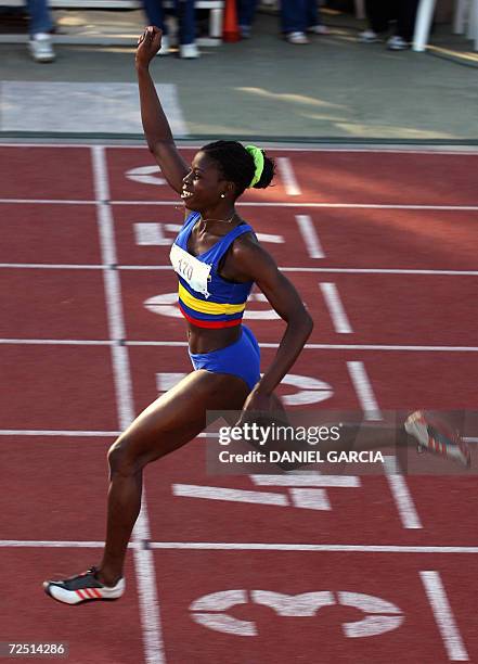 Buenos Aires, ARGENTINA: La colombiana Darlenis Obregon celebra al cruzar la linea de llegada, con lo que gano la medalla de oro en los 200 metros,...