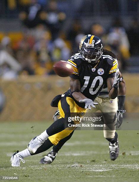 Santonio Holmes of the Pittsburgh Steelers makes a catch against the New Orleans Saints on November 12, 2006 at Heinz Field in Pittsburgh,...