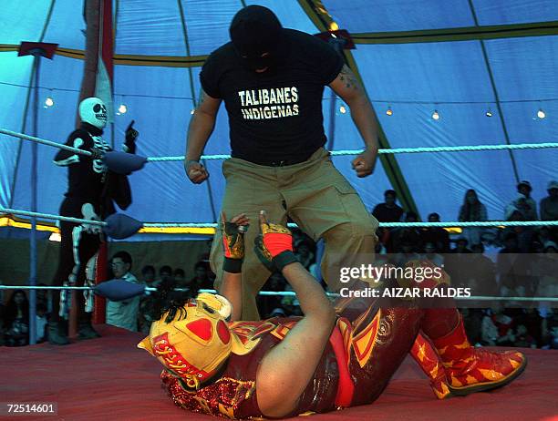 Dos indigenas aymaras participan de una lucha libre el 12 de noviembre de 2006 en El Alto, a 12 Km. De La Paz, Bolivia. Un grupo de pobladores, que...