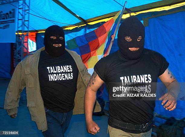 Dos indigenas aymaras se dirigen a participar de una lucha libre el 12 de noviembre de 2006 en El Alto, a 12 Km. De La Paz, Bolivia. Un grupo de...