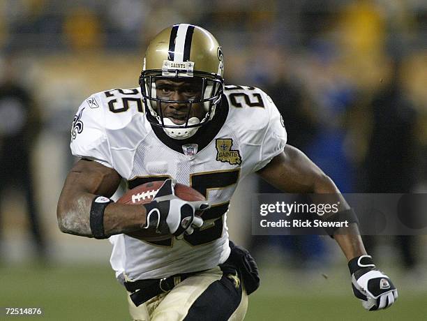 Reggie Bush of the New Orleans Saints runs against the Pittsburgh Steelers on November 12, 2006 at Heinz Field in Pittsburgh, Pennsylvania. The...