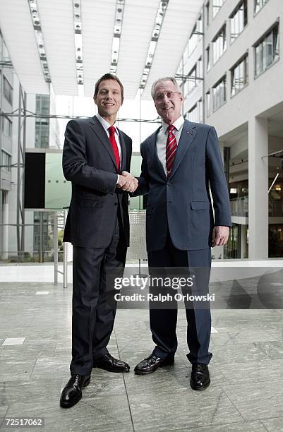 Rene Obermann , new CEO of Deutsche Telekom and the company's head of the supervisory board Klaus Zumwinkel shake hands during a news conference at...