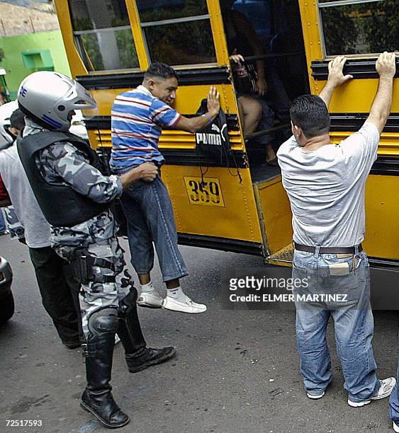 Tegucigalpa, HONDURAS: Un agente de la Policia Nacional de Honduras sostiene a un joven durante operativos conjuntos con el Ejercito como parte de la...