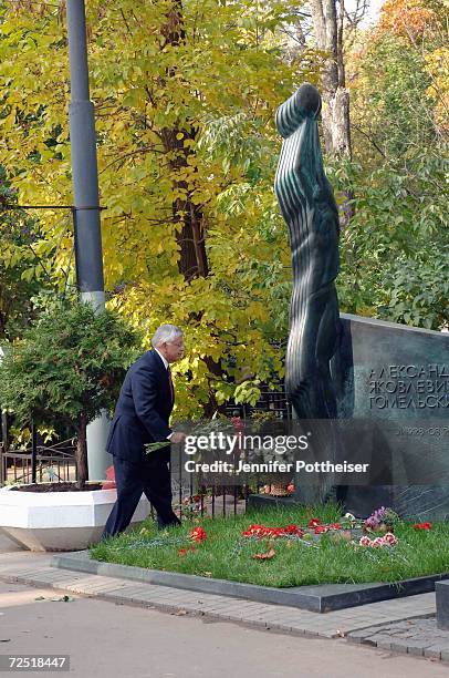 Commissioner David Stern pays respect to Soviet basketball coach Alexander Gomelsky on October 7,2006 in Moscow, Russia NOTE TO USER: User expressly...
