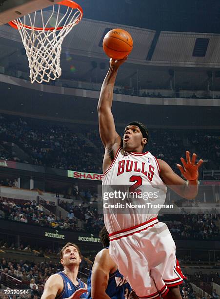 Eddy Curry of the Chicago Bulls dunks against the Washington Wizards during the NBA game at United Center in Chicago, Illinois . DIGITAL IMAGE. NOTE...