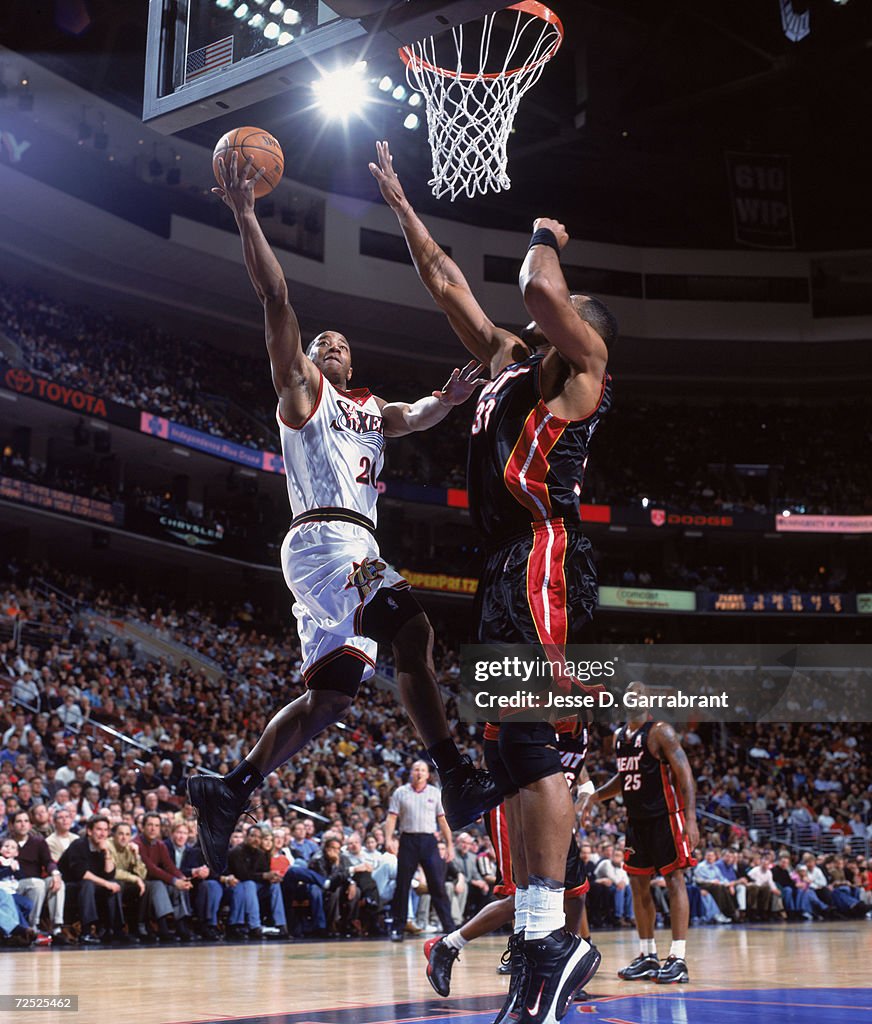 Eric Snow #20 of the Philadelphia 76ers shoots.