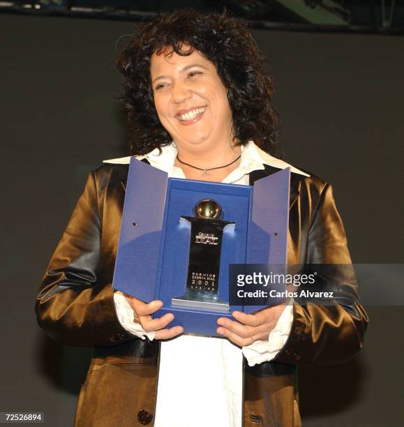 Singer Rosana receives a popular music award given by listeners of the radio station "Cadena Dial" February 20, 2002 in Madrid, Spain.